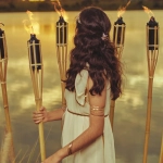 Врата Олимпа на фоне звездного неба с мифологическими созвездиями