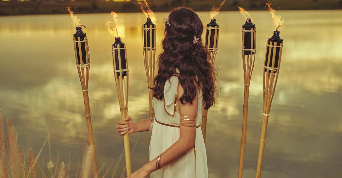 Врата Олимпа на фоне звездного неба с мифологическими созвездиями