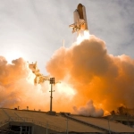 Космический корабль Lucky Jet летит к звездам среди галактик