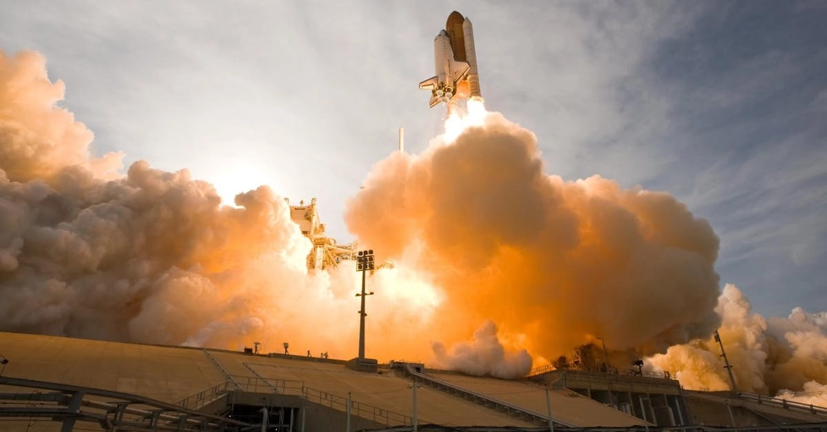 Космический корабль Lucky Jet летит к звездам среди галактик