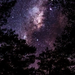 Звездная принцесса среди космических символов и сияющих кристаллов