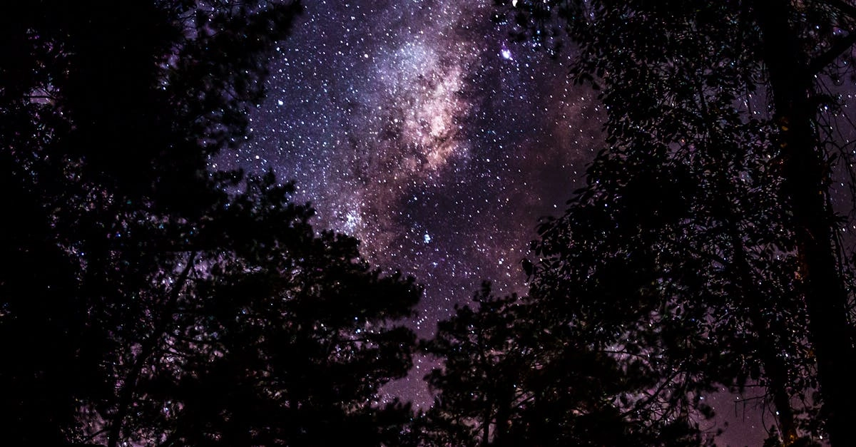 Звездная принцесса среди космических символов и сияющих кристаллов